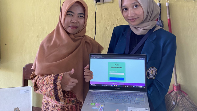 Penyerahan Website Kuis Menghitung Sederhana kepada Wali Kelas 6 SD 01 Lawangrejo