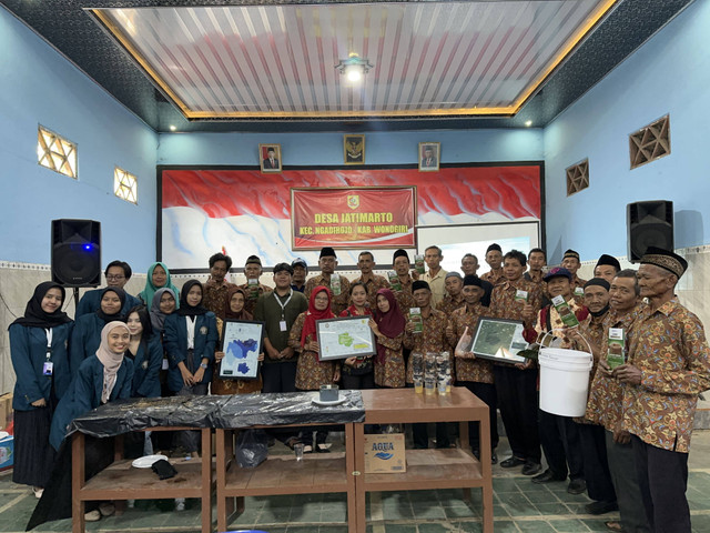 Dokumentasi bersama mahasiswa KKN UNDIP dengan peternak dan petani di Desa Jatimarto dalam kegiatan pelatihan pembuatan urea molases mineral blok.