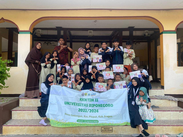 Foto KKN Tim 2 Undip Bersama Anak TPA Masjid Butuh 