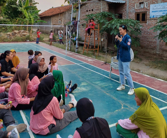 Mahasiswa KKN Undip tim II memberikan edukasi tentang bahaya berita hoaks atau bohong kepada warga Dusun Bantakan, Desa Susukan, Kecamatan Comal. 