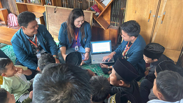 Pelaksanaan Membaca Bersama di Rumah Baca Kita, Desa Temuireng