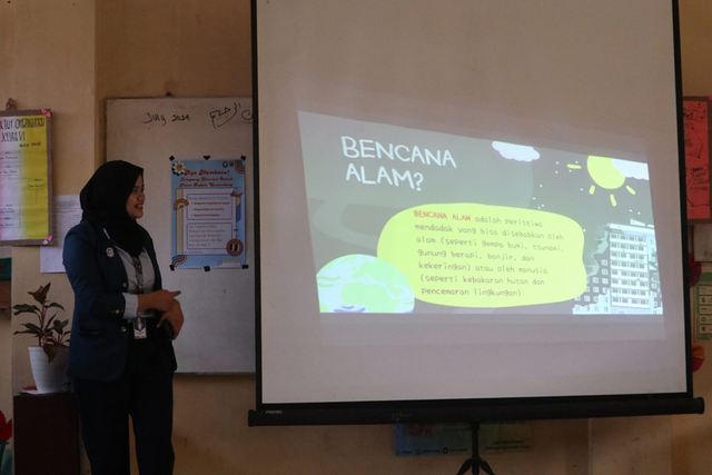 Pemaparan materi Langkah mitigasi kepada anak – anak Desa Limpung oleh Mahasiswa KKN UNDIP