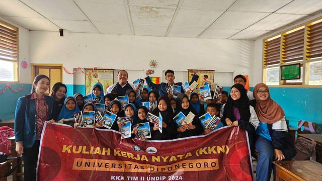 Mahasiswa KKN TIM II Undip 2024 Membuat Buku Komik Menarik Bertema Nasionalisme 