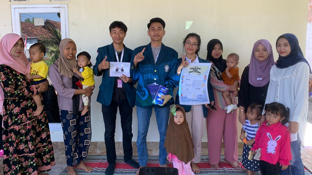 Foto bersama dengan perwakilan ibu POSYANDU Desa Muncang, Kecamatan Bodeh, Pemalang (05/08/2024)