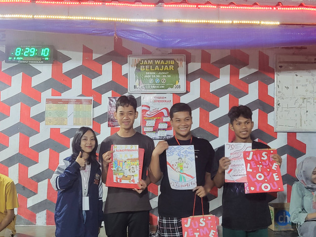 Pengumuman juara lomba poster berbahasa Inggris tema kemerdekaan untuk anak usia 7-15 tahun di Rw 06 Kampung Sewu, Surakarta