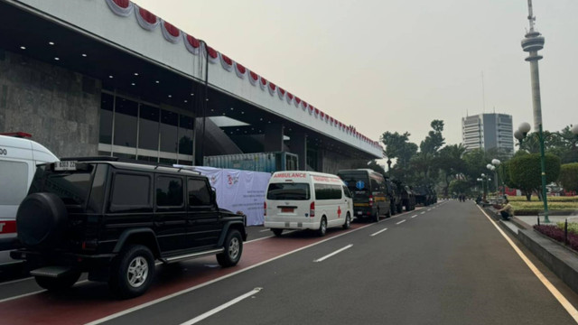 Kendaraan rantis disiagakan di halaman lingkungan DPR RI jelang sidang tahunan, Jumat (16/8/2024). Foto: Luthfi Humam/kumparan