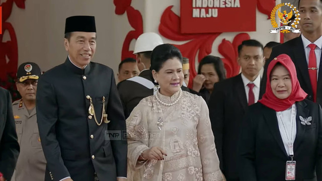 Presiden Jokowi bersama istri Iriana Jokowi keluar kendaraan saat tiba untuk menghadiri Sidang Tahunan MPR RI 2024 di Kompleks Parlemen, Senayan, Jakarta, Jumat (16/8/2024). Foto: Youtube/MPR RI