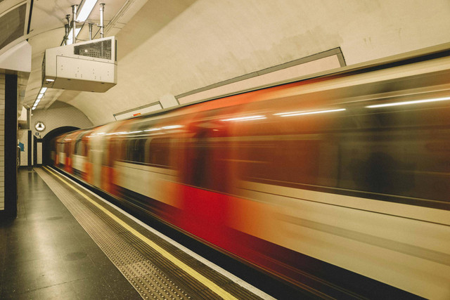 Cara Naik MRT di Singapura (Foto hanya ilustrasi, bukan tempat sebenarnya) Sumber: unsplash/ Yelena O.