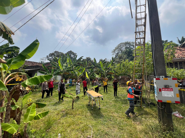 Proses evakuasi korban yang tersengat listrik. | Foto: Dok. Polres Lampung Timur