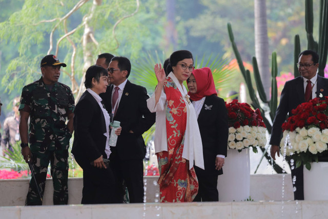 Menkeu Sri Mulyani menyapa wartawan saat tiba untuk mengikuti sidang tahunan DPR dan MPR di kompleks Parlemen, Senayan, Jakarta, Jumat (16/8/2024). Foto: Jamal Ramadhan/kumparan