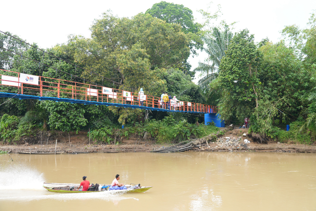 Jembatan gantung yang dibangun BRI lewat program BRI Peduli di Desa Lubuk Dalam, Kecamatan Kayu Agung, Kabupaten Ogan Komering Ilir, Sumatera Selatan. Foto: Dok. BRI