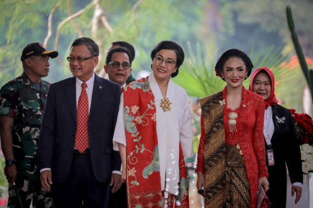 Menkeu Sri Mulyani bersama bersama anggota DPR Krisdayanti berpose saat tiba untuk mengikuti sidang tahunan DPR dan MPR di kompleks Parlemen, Senayan, Jakarta, Jumat (16/8/2024). Foto: Jamal Ramadhan/kumparan