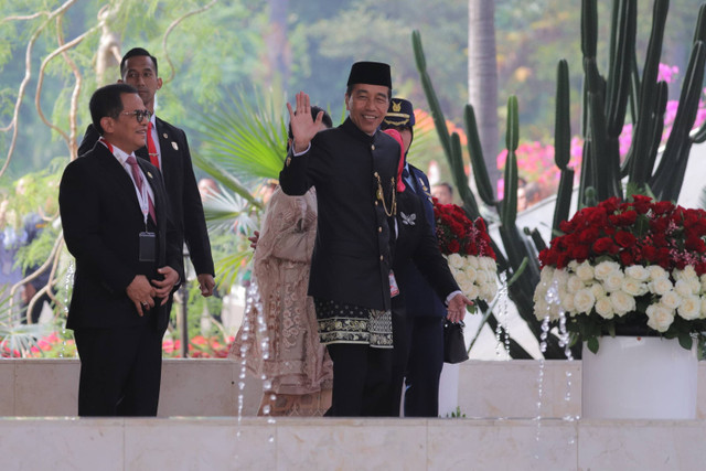 Presiden Jokowi menyapa wartawan saat tiba untuk mengikuti sidang tahunan DPR dan MPR di kompleks Parlemen, Senayan, Jakarta, Jumat (16/8/2024). Foto: Jamal Ramadhan/kumparan