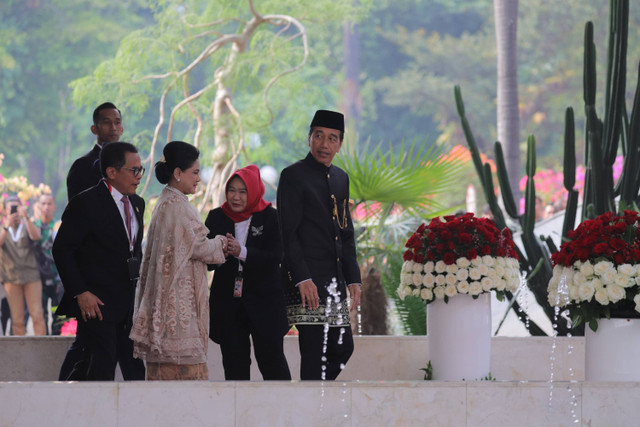 Presiden Jokowi berjalan masuk bersama ibu Negara Iriana Jokowi saat tiba untuk mengikuti sidang tahunan DPR dan MPR di kompleks Parlemen, Senayan, Jakarta, Jumat (16/8/2024). Foto: Jamal Ramadhan/kumparan