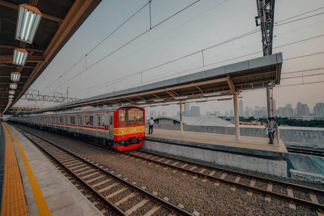 Stasiun Manggarai ke Jakarta Kota peron berapa, foto: Unsplash/Mahendra Putra