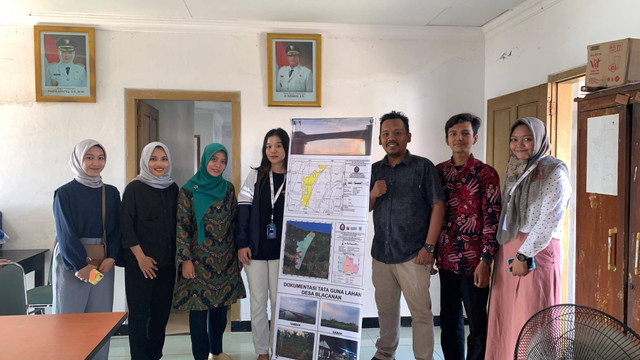 Mahasiswi Tim II KKN Universitas Diponegoro membuat pembaharuan Peta Tata Guna Lahan dan Batas Desa dalam bentuk Banner guna mengedukasi dan melengkapi administrasi Desa Blacanan