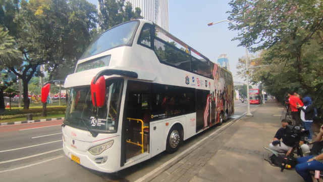 Bus Transjakarta double decker dengan atap terbuka yang dipakai mengarak atlet berprestasi.  Foto: Rachmadi Rasyad/kumparan