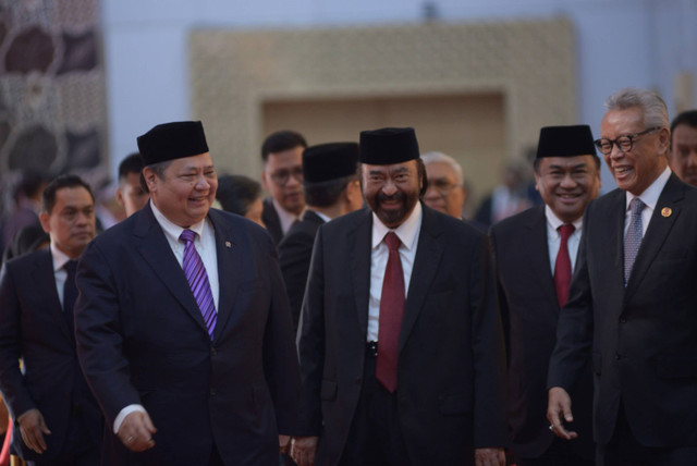 Menko Perekonomian Airlangga Hartarto bersama Ketua Nasdem Surya Paloh berjalan masuk saat tiba untuk menghadiri sidang tahunan DPR dan MPR di kompleks Parlemen, Senayan, Jakarta, Jumat (16/8/2024). Foto: Dok. DPR