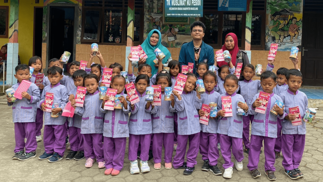 Foto Bersama Anak-Anak dan Guru-Guru TK Muslimat NU Pesidi