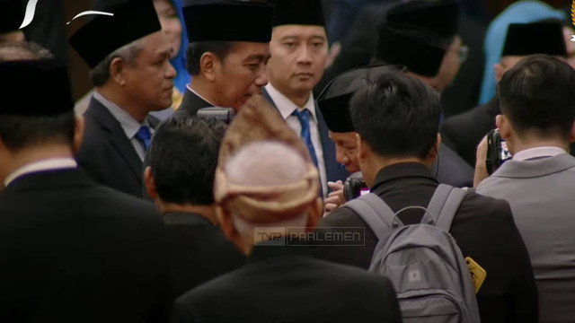 Presiden Jokowi bersalaman dengan Menteri Pertahanan sekaligus presiden terpilih Prabowo Subianto  saat menghadiri sidang tahunan DPR dan MPR di kompleks Parlemen, Senayan, Jakarta, Jumat (16/8/2024). Foto: Youtube/MPR RI