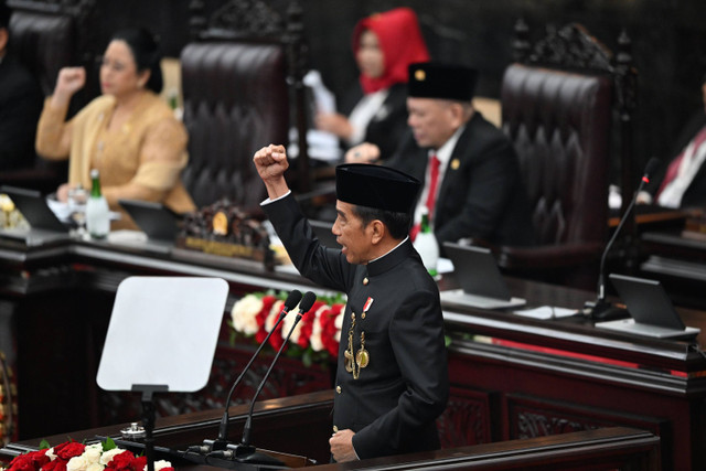 Presiden Joko Widodo menyampaikan pidato kenegaraan saat sidang tahunan DPR dan MPR di kompleks Parlemen, Senayan, Jakarta, Jumat (16/8/2024). Foto: Aditya Pradana Putra/ANTARA FOTO