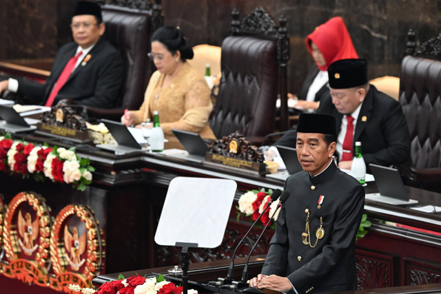 Presiden Joko Widodo menyampaikan pidato kenegaraan saat sidang tahunan DPR dan MPR di kompleks Parlemen, Senayan, Jakarta, Jumat (16/8/2024). Foto: Aditya Pradana Putra/ANTARA FOTO