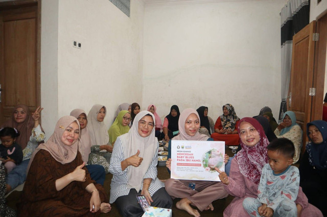 Foto bersama Ibu kadus Gepor, para kader, dan ibu-ibu PKK setelah pelaksanaan psikoedukasi mencegah baby blues pada ibu hamil.