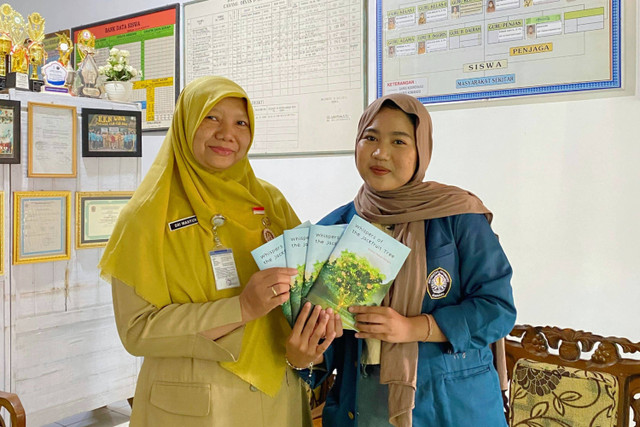 Gambar 1. Ivana Salma Balqis bersama Kepala Sekolah SDN 01 Mojoroto