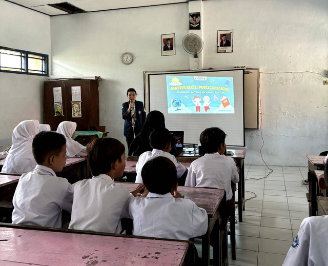 Mahasiswa KKN Undip tim II memberikan materi dasar pengertian public speaking kepada siswa kelas 5 SD di SDN 03 Susukan. 