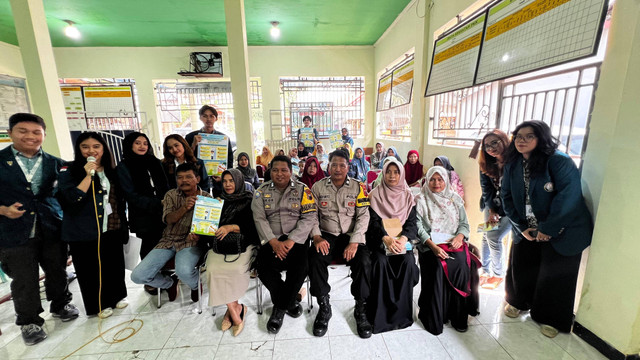 Foto Bersama Kepala Desa, Kepolisian dan Peserta Kegiatan