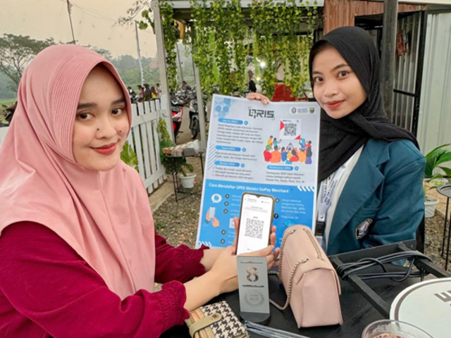 Edukasi terkait QRIS Kepada Kak Vika Pelaku UMKM Kedai Lima Sore (Sumber : Dokumentasi Febri Ayu Widyastuti KKN TIM II Universitas Diponegoro)
