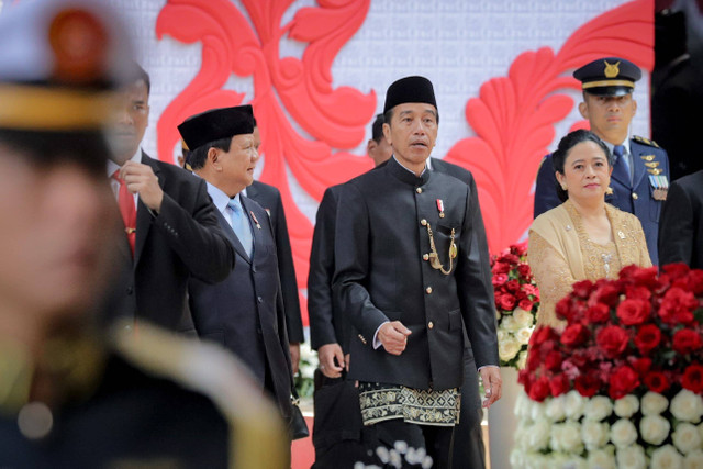 Presiden Joko Widodo meninggalkan ruang sidang tahunan MPR, DPR, DPR RI 2024 untuk melaksanakan shalat Jumat, Jakarta, Jumat (16/8/2024). Foto: Jamal Ramadhan/kumparan