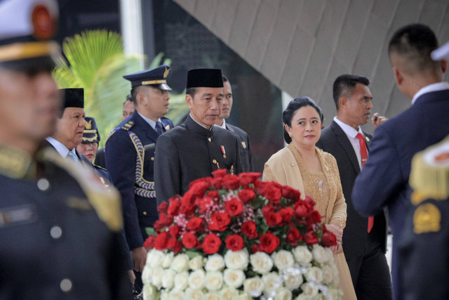 Presiden Joko Widodo meninggalkan ruang sidang tahunan MPR, DPR, DPR RI 2024 untuk melaksanakan shalat Jumat, Jakarta, Jumat (16/8/2024). Foto: Jamal Ramadhan/kumparan