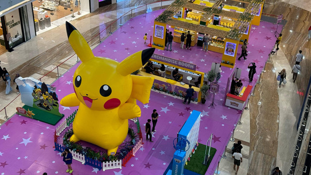 Pikachu setinggi 6 meter pada acara Pikachu's Indonesia Journey di Main Atrium Pakuwon Mall Yogyakarta yang hadir selama 15 sampai 25 Agustus 2024. Foto: Arif UT/Pandangan Jogja