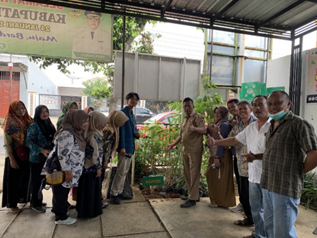 Foto bersama Kepala Desa Surajaya dan Tamu Undangan di Balai Desa Surajaya (29/07/24)