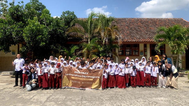 Gambar 1 foto bersama seluruh murid dan guru SDN 02 Pulutan Kulon