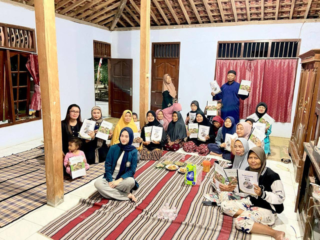 Kegiatan program kerja sosialisasi modul budidaya tanaman obat bersama warga Desa Watubonang, Kecamatan Tawangsari, Kabupaten Sukoharjo 