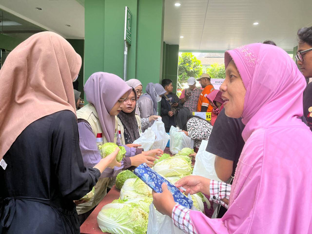 Baznas Kota Jogja memborong sayur dari petani. Foto: M Wulan