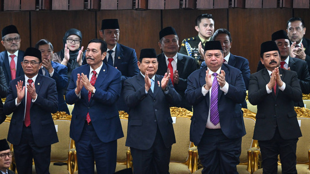 Menteri Pertahanan Prabowo Subianto (tengah) bersama menteri Kabinet Indonesia Maju lainnya berdiri memberikan hormat dalam Sidang Tahunan MPR dan Sidang Bersama DPR - DPD Tahun 2024 di Kompleks Parlemen, Senayan, Jumat (16/8). Foto: ANTARA FOTO/Aditya Pradana Putra