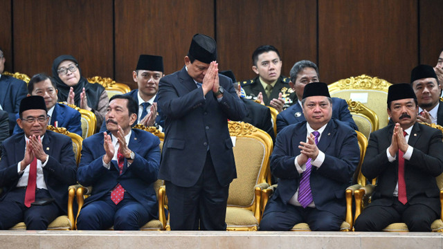Menhan Prabowo Subianto (berdiri) memberi hormat dalam Sidang Tahunan MPR di Kompleks Parlemen, Senayan, 16 Agustus 2024. Foto: ANTARA/Aditya Pradana Putra