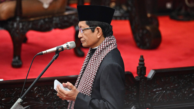 Imam Besar Masjid Istiqlal Nasaruddin Umar memimpin doa saat Sidang Tahunan MPR dan Sidang Bersama DPR - DPD Tahun 2024 di Gedung Nusantara, kompleks Parlemen, Senayan, Jakarta, Jumat (16/8/2024). Foto: ANTARA FOTO/Aditya Pradana Putra