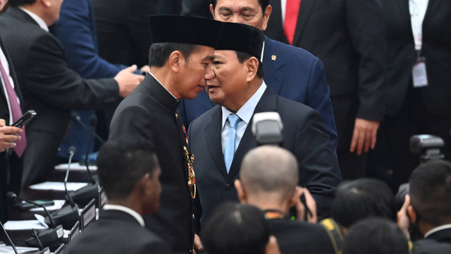 Presiden Joko Widodo (kiri) berbincang dengan Menteri Pertahanan yang juga presiden terpilih masa bakti 2024-2029 Prabowo Subianto (kanan) berbicara usai menghadiri Sidang Tahunan MPR dan Sidang Bersama DPR - DPD Tahun 2024 di Kompleks Parlemen. Foto: ANTARA FOTO/Aditya Pradana Putra