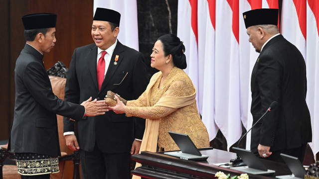 Presiden Joko Widodo (kiri) menjabat tangan Ketua DPR Puan Maharani (kedua kanan) disaksikan Ketua DPD AA Lanyalla Mahmud Mattalitti (kanan) dan Ketua MPR Bambang Soesatyo (kedua kiri) usai menyampaikan pidato kenegaraan pada Sidang Tahunan MPR. Foto: ANTARA FOTO/Aditya Pradana Putra