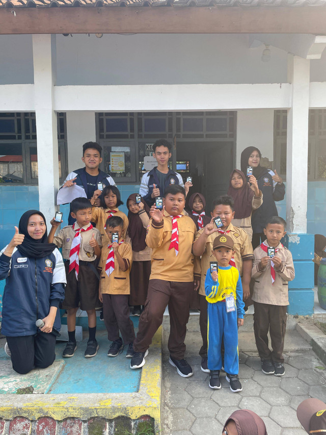 Foto bersama siswa SDN 02 Kramat