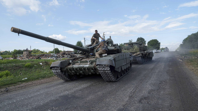 Prajurit Ukraina menaiki tank setelah kembali dari Rusia di dekat perbatasan Rusia-Ukraina di wilayah Sumy, Ukraina, Kamis, 15 Agustus 2024. Foto: AP Photo/Evgeniy Maloletka