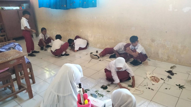 Suasana Pembuatan Batik Ecoprint oleh Siswa Siswi Kelas 5 SD N 1 Bagor
