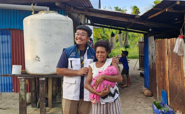 Muhammad Ivan Pratista dan Nice Isabel Kondi menggendong anaknya yang baru lahir. Foto: Dok. UGM