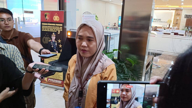 Yohana sepupu Hendri (27) korban TPPO di Myanmar usai sambangi Bareskrim Polri, Jakarta Selatan, Jumat (16/8). Foto: Fadlan Nuril Fahmi/kumparan