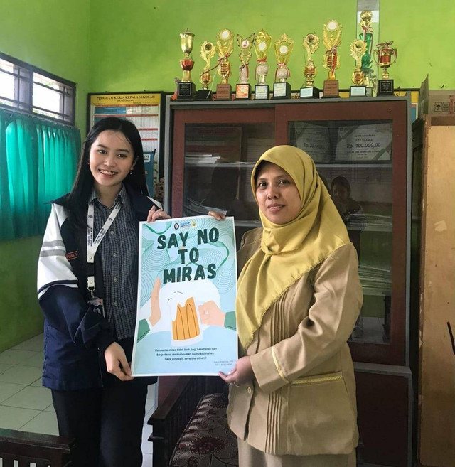 Foto penyerahan poster secara simbolis  "Say No To Miras" kepada Kepala Sekolah SMP Plus Al Kholily Wonokromo, Kec. Comal, Kab. Pemalang