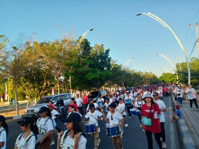 Suasana Jalan Sehat bersama TK, SD, SMP, SMA, Universitas Citra Bangsa dan Hotel Harper Kupang, Jumat (16/08/2024). Sumber Vinsen Making/UCB